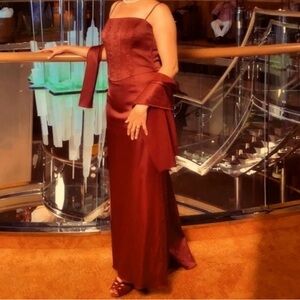 Weddings, Proms and Elegant Evenings Formal Gown with Train (Size M)